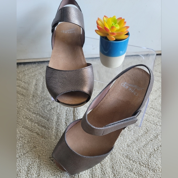 NEW! DANSKO LADIES PLATINUM LEATHER COMFORT ANKLE STRAP SANDLES SZ 38/ US:SZ 7 - Picture 1 of 12